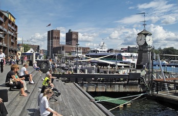 Muelle Aker Brygge de Oslo.