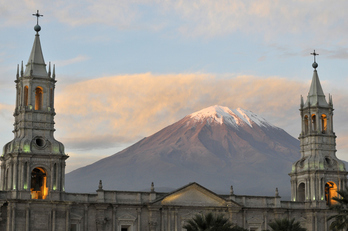 Las dos torres de la catedral, con el volcán Misti al fondo.