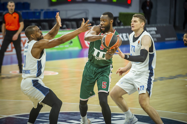Tonye Jekiri, en el duelo de Euroliga ante el Zenit de San Petersburgo. (Jaizki FONTANEDA/FOKU)