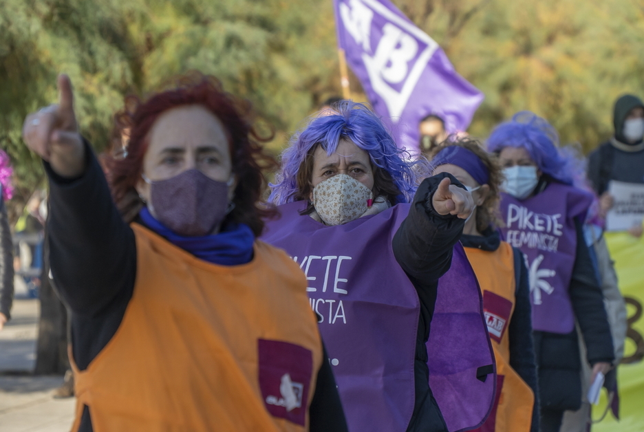 LAB sindikatuko kideek mobilizazioa eta perfomancea egin dute Donostiako Alderdi Ederren. (Andoni CANELLADA / FOKU)