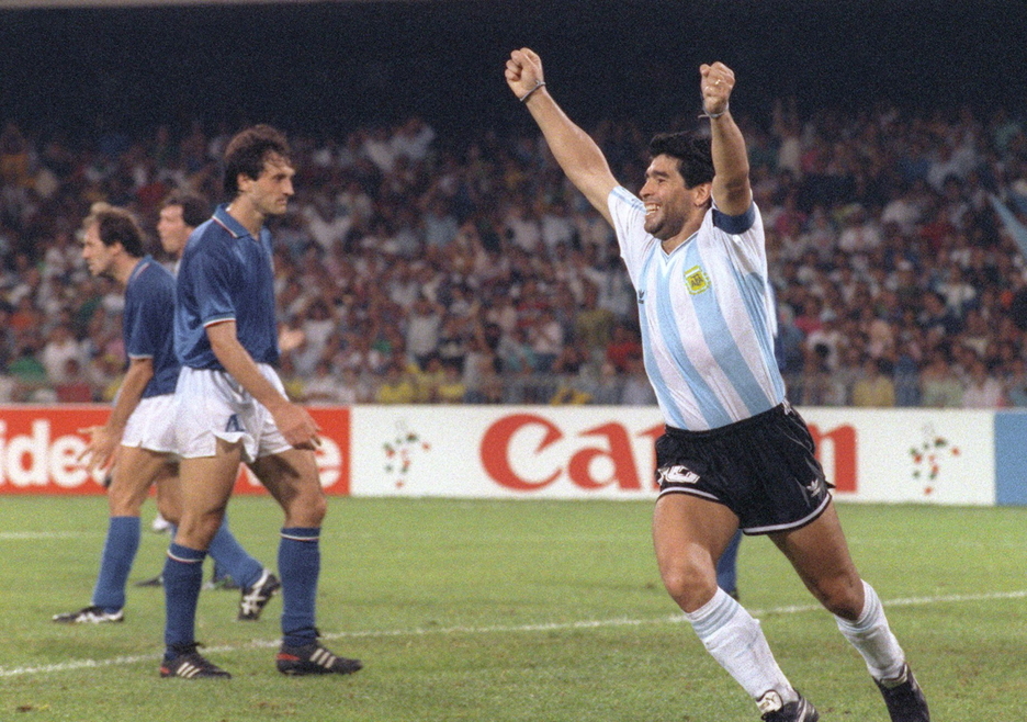 Maradona celebra un gol marcado a la selección italiana en Napoli en el Mundial del 1990. (Daniel GARCÍA / AFP)