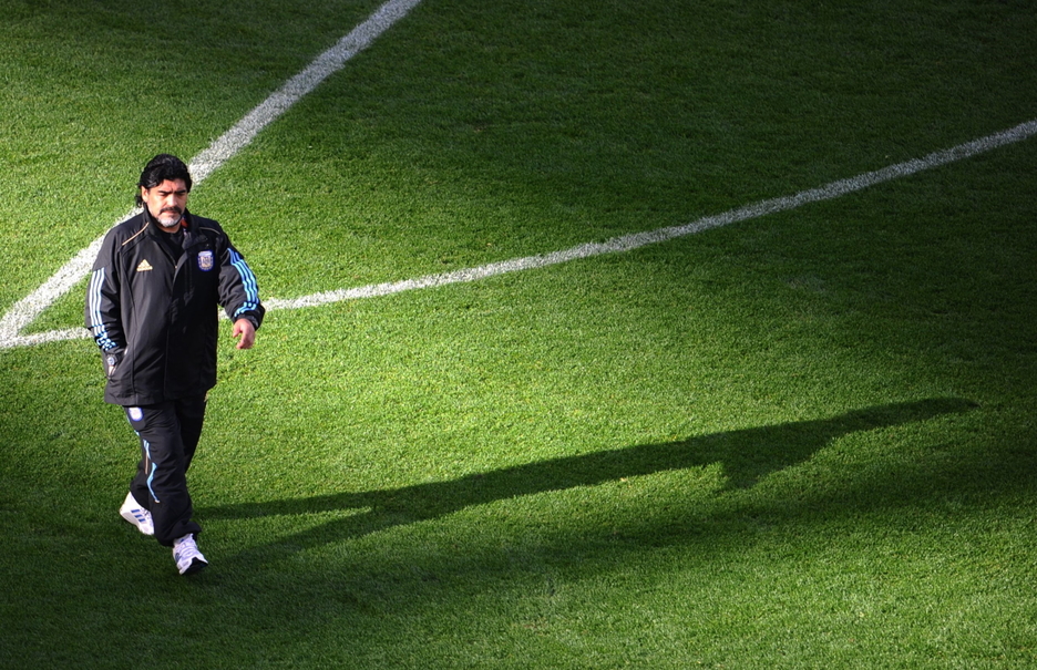 Maradona antes de enfrentarse a Alemania en el Mundial de Sudáfrica en 2010. (Christophe SIMON / AFP)