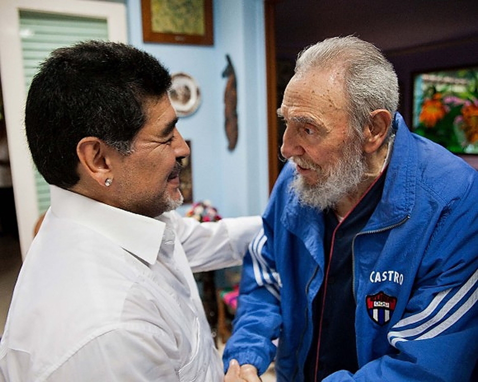 Maradona saluda a Fidel Castro, expresidente cubano, en 2013, tres años antes de su fallecimiento. (AFP)