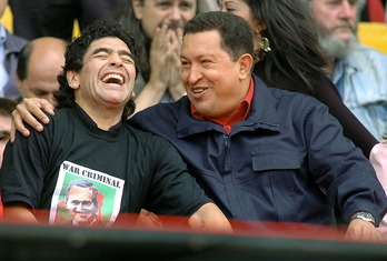 Maradona y Hugo Chávez, expresidente venezolano, en 2005. (AFP)