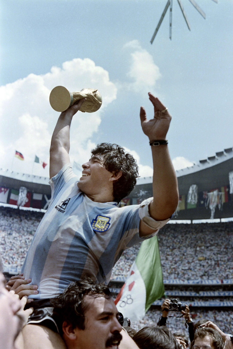 Maradona levanta la Copa del Mundo, la única copa mundial conquistada por Argentina. (AFP)