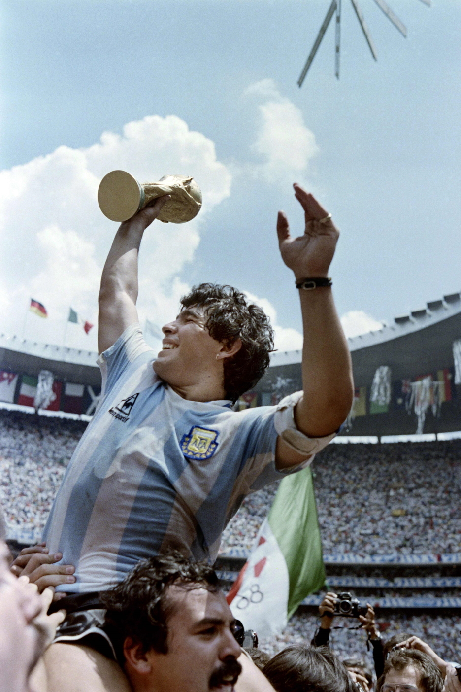 Maradona levanta la Copa del Mundo, la única copa mundial conquistada por Argentina. (AFP) Maradona levanta la Copa del Mundo, la única copa mundial conquistada por Argentina. (AFP)