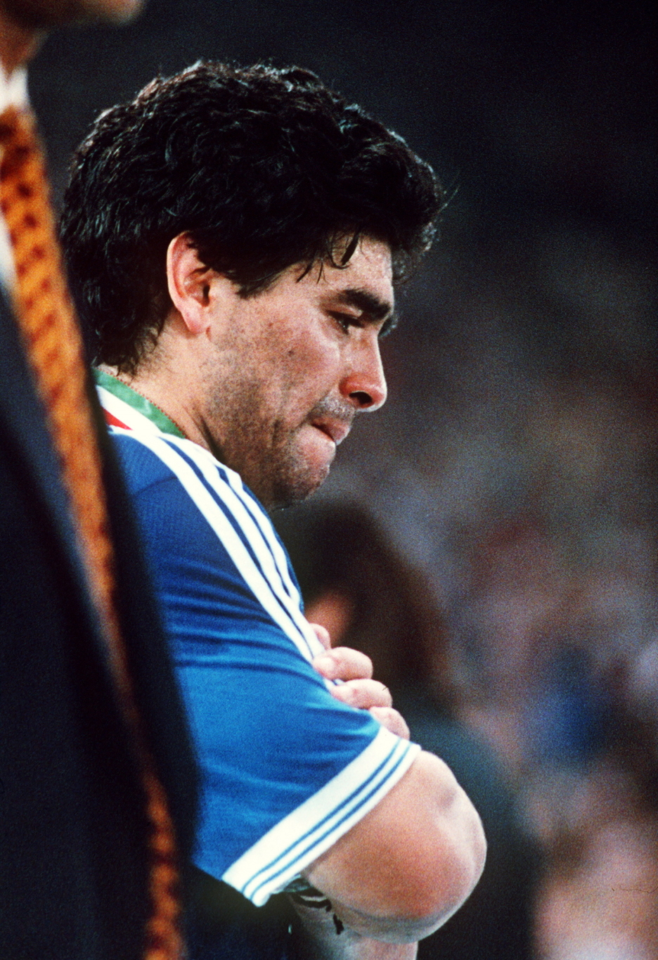 Maradona llora después de perder la final frente a Alemania en el Mundial de Italia, en 1990. (AFP)