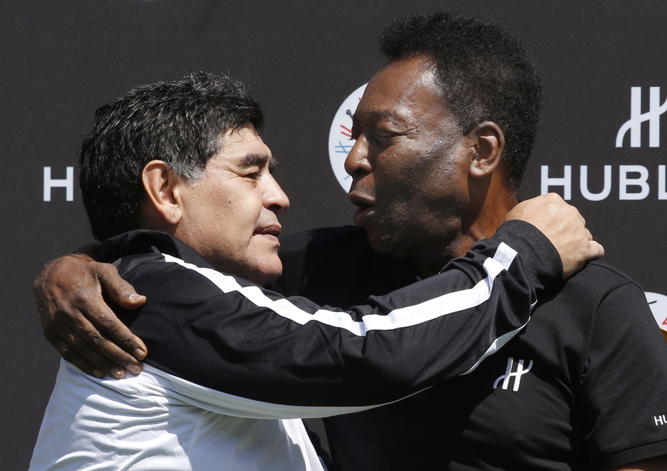 Saludo entre Maradona y Pelé. (Patrick KOVARIK / AFP)