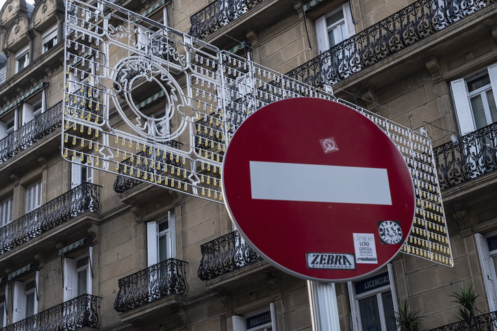 Iluminación navideña en Donostia. (Jon URBE/AFP)