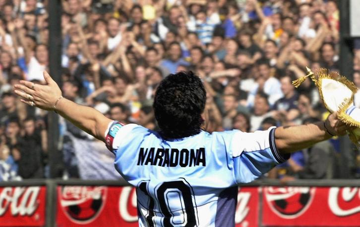 Maradona, en 2001, en ‘La Bombonera’. (Ali BURAFI/AFP)