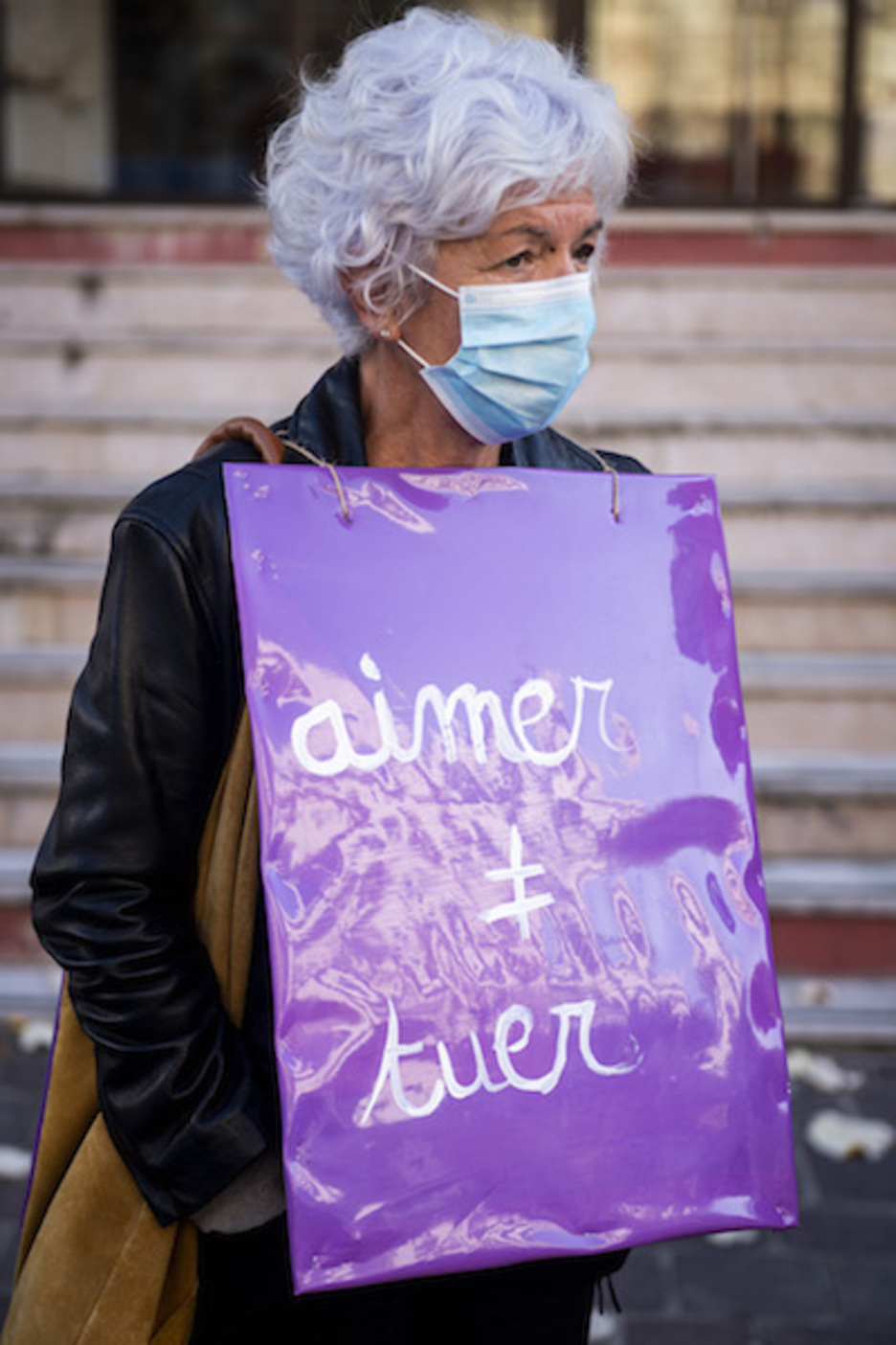 Les participants à la mobilisation à Hendaye portaient du noir (symbole de deuil) et du violet (symbole de la lutte féministe). © Guillaume Fauveau