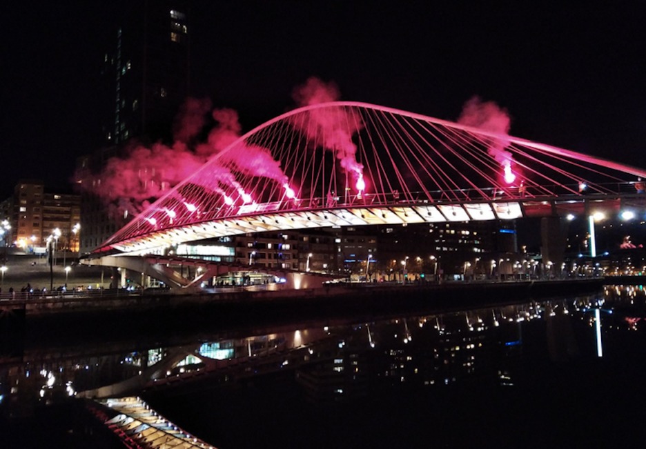 Bilboko itsasarradaren ertzetan giza katea egin dute Indarkeria Matxistaren Kontrako Nazioarteko Eguna dela eta. (@gazte_sare)