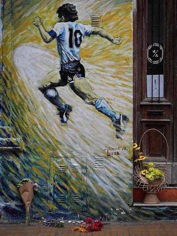Mural y flores en recuerdo de Maradona en Buenos Aires. (Alejandro PAGNI / AFP)
