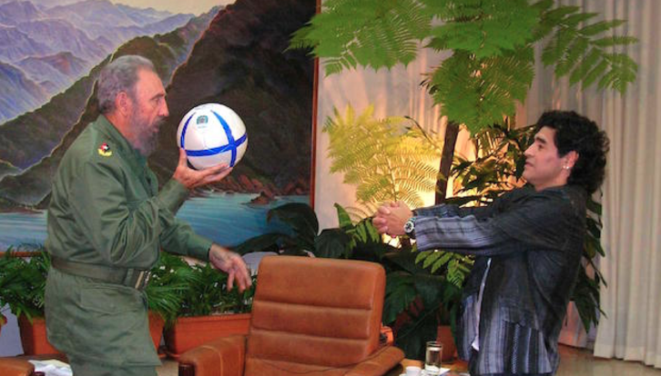 Fidel Castro junto a Diego Armando Maradona. (AFP)