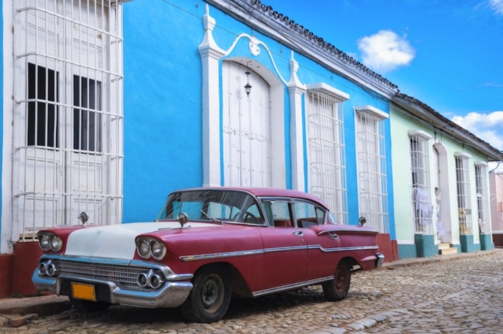 Un coche aparcado frente a las casas coloreadas de Trinidad.