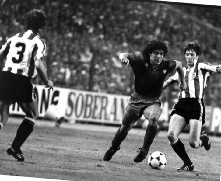 Maradona en un partido contra el Athletic en los ochenta. (@AthleticClub)