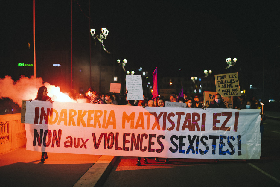 La manifestation a traversé le pont Saint-Esprit. © Guillaume FAUVEAU