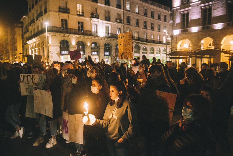 Près de 300 personnes étaient rassemblées devant la maire de Bayonne à la nuit tombée. © Guillaume FAUVEAU