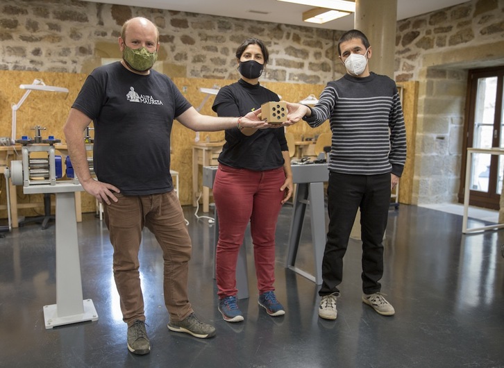 Beñat Irasuegi (Talaios), Jaione Martínez (Skura) eta Igor Leturia (Elhuyar), proiektuaren aurkezpenean. (Elhuyar)