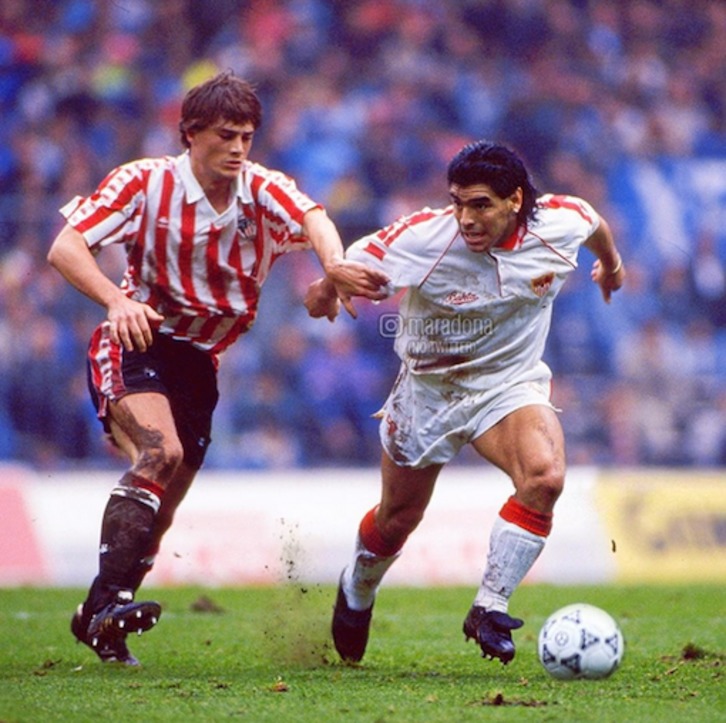 Julen Guerrero pugna por el balón con Maradona. (@AthleticClub)