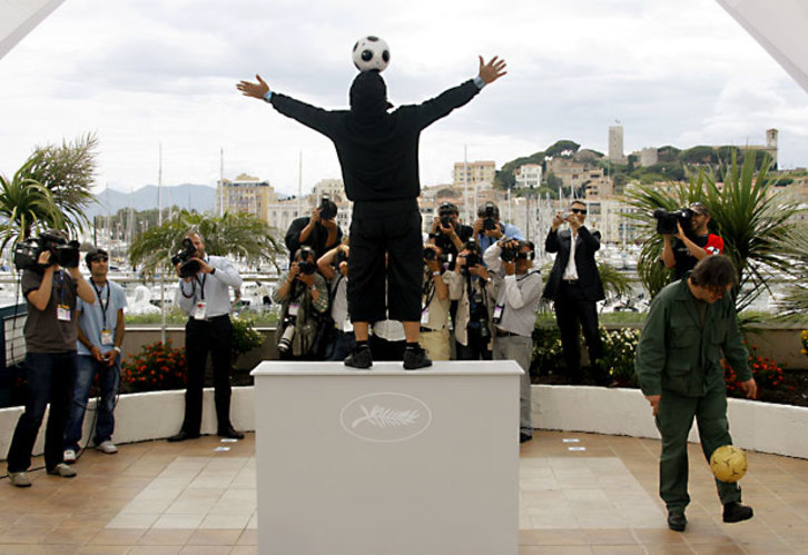 Maradona posa ante los fotógrafos en Cannes. A su lado, Kusturica golpea un balón. (NAIZ)