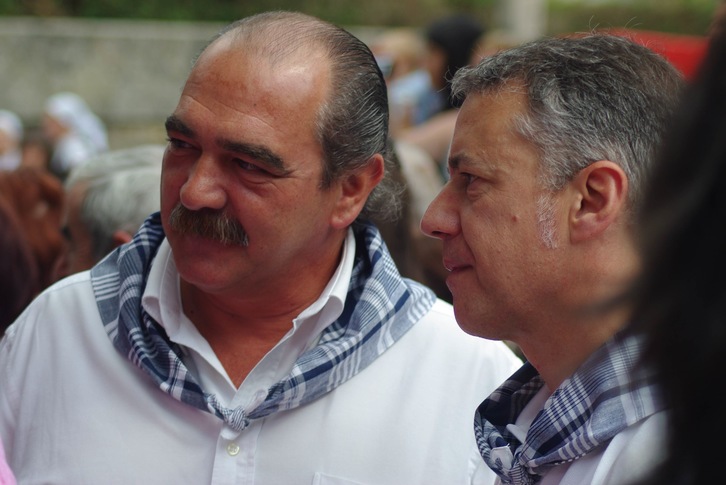 Erezuma junto al lehendakari Iñigo Urkullu, en unas fiestas de Alonsotegi.