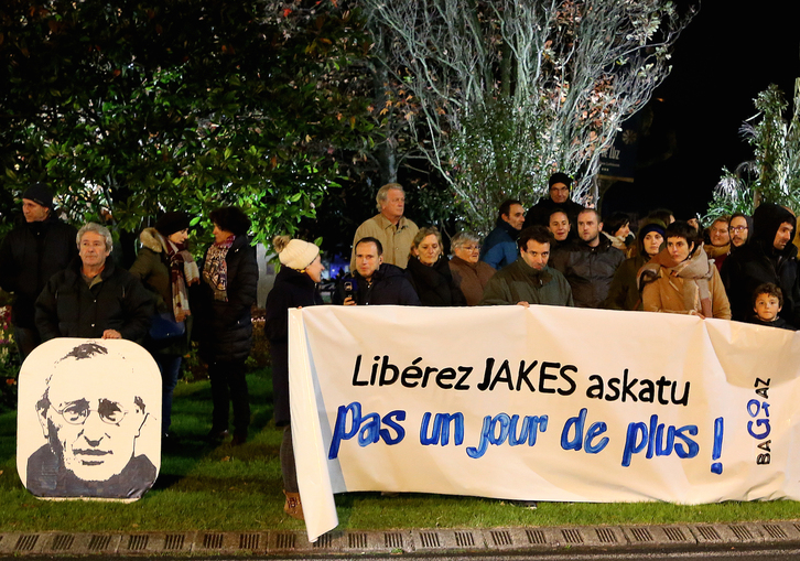 Una movilización en Donibane Lohizune para pedir la libertad de Jakes Esnal. (Isabelle MIQUELESTORENA)
