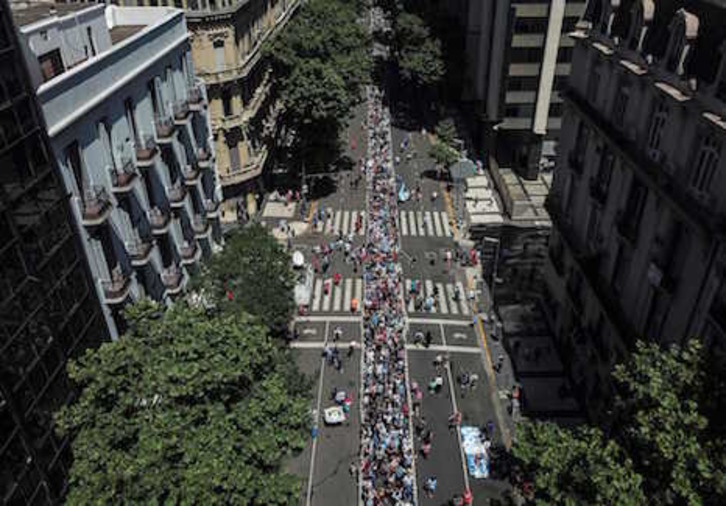 Colas kilométricas se han formado en los alrededores de la Casa Rosada para despedir a Maradona. (Iván PISARENKO/AFP)