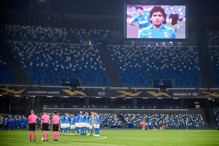 Napoleseko futbol estadioan Maradonaren omenezko minutuko isilunea. (FILIPPO MONTEFORTE / AFP)