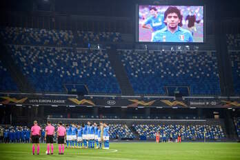 Minuto de silencio por Maradona en el campo del Nápoles. (FILIPPO MONTEFORTE / AFP)