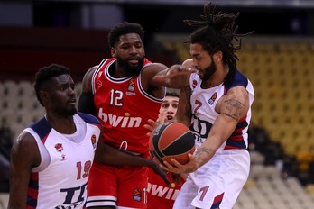 Pierria Henry y Youssoupha Fall, dos de los principales destacados de la gran victoria gasteiztarra en El Pireo. (EUROLEAGUE.NET)