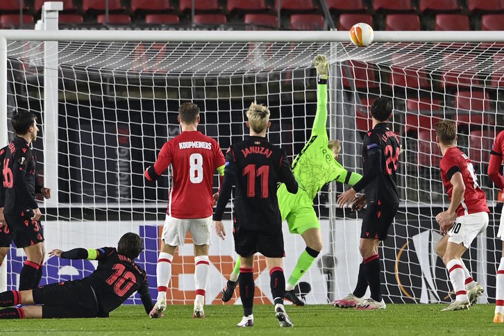 Alex Remiro desbarata una oportunidad del AZ Alkmaar. (OLAF KRAAK / AFP)