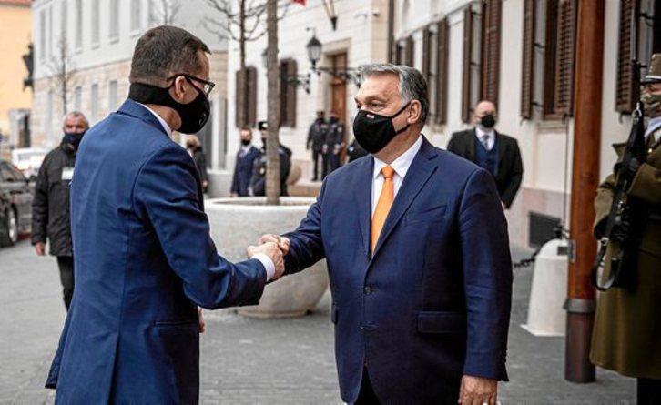 Moriawecki y Orban se saludan. (Zoltan FISCHER | AFP)
