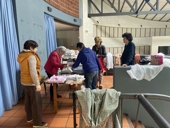 Une dizaine de couturières d'Esperantza fabriquent des tabliers et des masques. © Esperantza