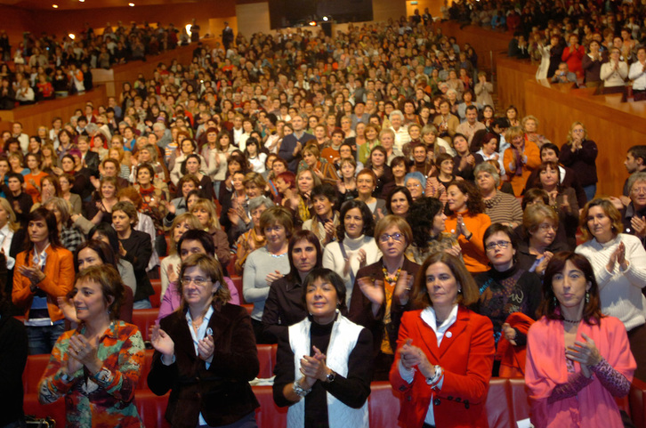 2006an Bilbon egin zen Ahotsak ekimenaren aurkezpena. 3.000 bat emakumek hartu zuten parte. (Marisol RAMIREZ/FOKU)