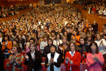 2006an Bilbon  egin zen Ahotsak ekimenaren aurkezpena. 3.000 bat emakumek hartu zuten parte. (Marisol RAMIREZ/FOKU)