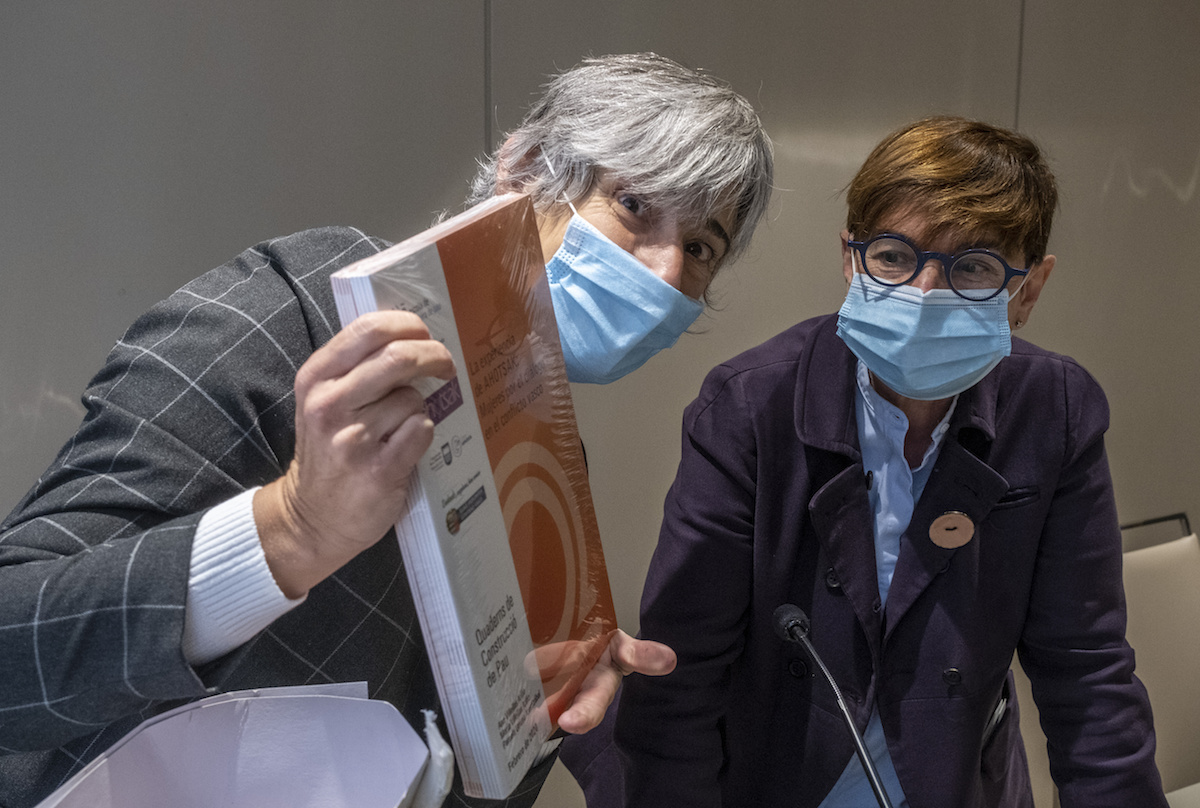 Nekane Alzelai eta Gema Zabaleta Ahotsak ekimeneko kideak. (Jon URBE/FOKU)