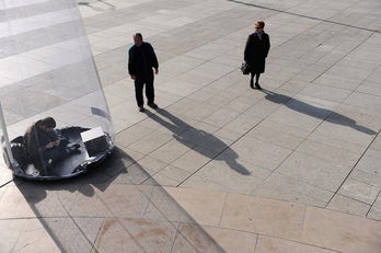 Campaña antialcohol del Ayuntamiento de Iruñea en 2009. Un joven simula estar atrapado en el interior de una botella. (Jagoba MANTEROLA/FOKU)