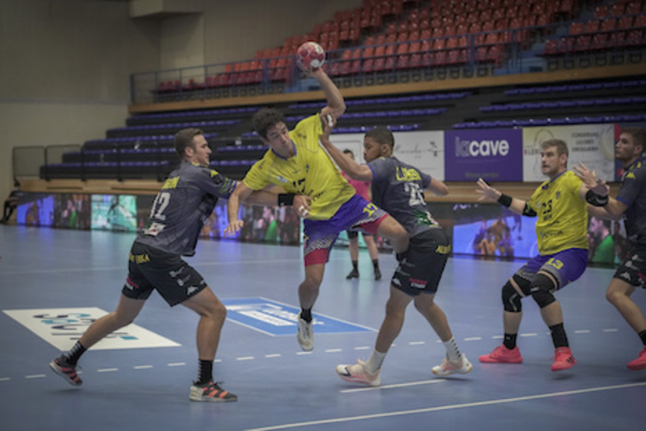 Desde que tropezase ante Ademar –en la imagen–, Bidasoa ha enlazado dos triunfos y quiere un tercero en Puente Genil. (Gorka RUBIO/FOKU)