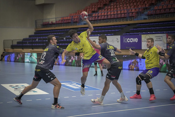 Desde que tropezase ante Ademar –en la imagen–, Bidasoa ha enlazado dos triunfos y quiere un tercero en Puente Genil. (Gorka RUBIO/FOKU)