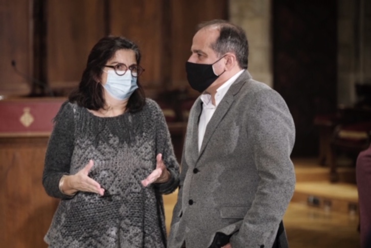 Agus Hernán charla con Rosa Lluch en el Ayuntamiento de Barcelona. (Oriol Clavera)