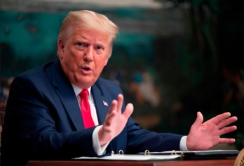 Donald Trump hablando en una teleconferencia. (Andrew CABALLERO-REYNOLDS/AFP).