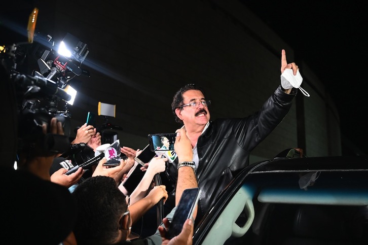  Ya liberado, el expresidente saliuda a sus seguidores, que protestaron por su retención. (Orlando SIERRA/AFP) 