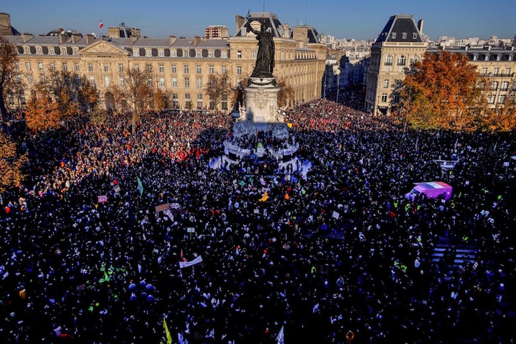 Jendetza Pariseko Errepublikaren enparantzan. (Thomas COEX/AFP) 
