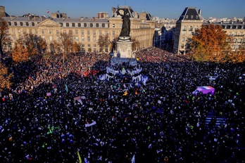 Jendetza Pariseko Errepublikaren enparantzan. (Thomas COEX/AFP) 