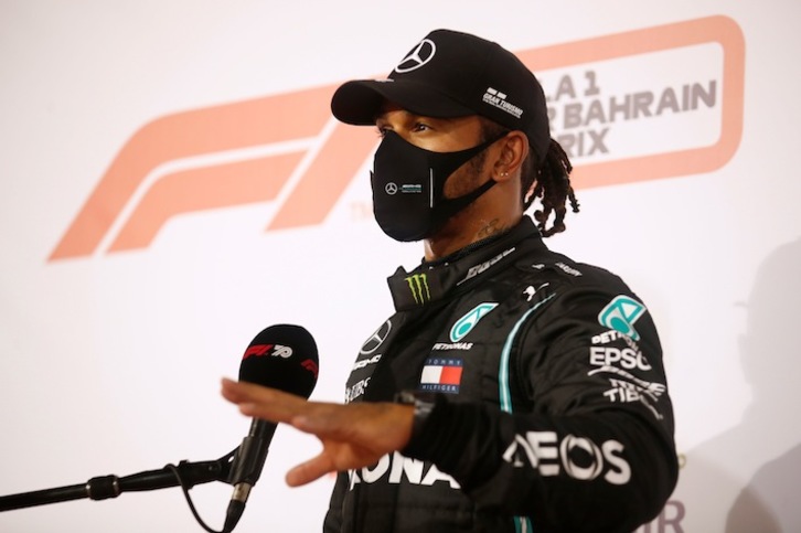 Hamilton, atendiendo a los medios tras la calificación (Hamad I MOHAMMED / AFP)