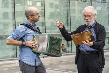 Agus Barandiaran eta Xabier Amuriza, «Koplariak» disko-liburuaren aurkezpenean (Marisol RAMIREZ I FOKU)r