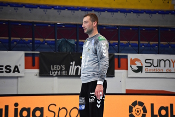 Con sus trascendentales paradas, el guardameta local Ahmetasevic ha sido el gran protagonista del partido. (PUENTE GENIL Twitter)