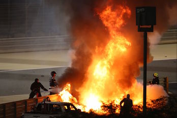 Los operarios del circuito de Sakhir intentan apagar las llamas del Haas de Grosjean. (Bryn LENNON/AFP)