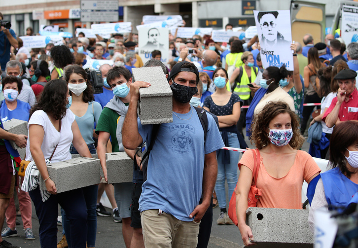 Irailaren 19an hesia ezarri zuten herritarrek Baionako Suprefeturan presoen egoera salatzeko. (Bob DME)